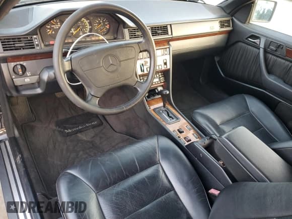 ✅ 1995 Mercedes-Benz E 320 • VIN: WDBEA66E4SC176199 • Lot: 87240044. Wystawiony na Copart z przebiegiem 110 829 mil. Bezpłatny archiwum sprzedaży aukcyjnych z USA i szczegółowy raport historii pojazdu na DreamBid. Zdjęcie 8.