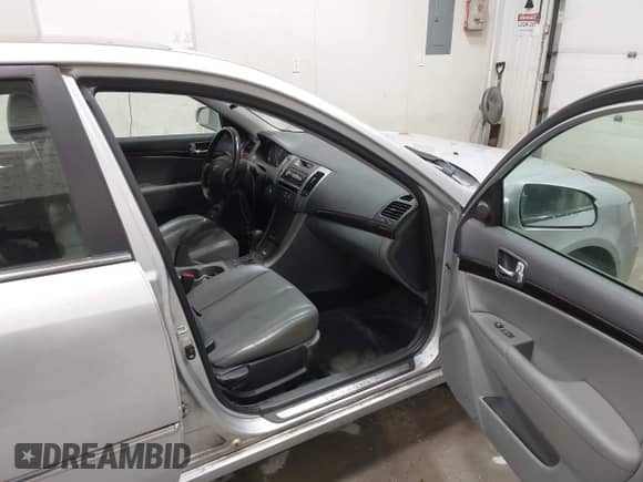 2009 Hyundai Sonata Limited z VIN 5NPEU46FX9H473014, wystawiony jako IAAI lot #43481050 z przebiegiem 181 656 mil mil oraz . Historia ofert i sprzedaży dostępna na DreamBid. Obrazek 5.