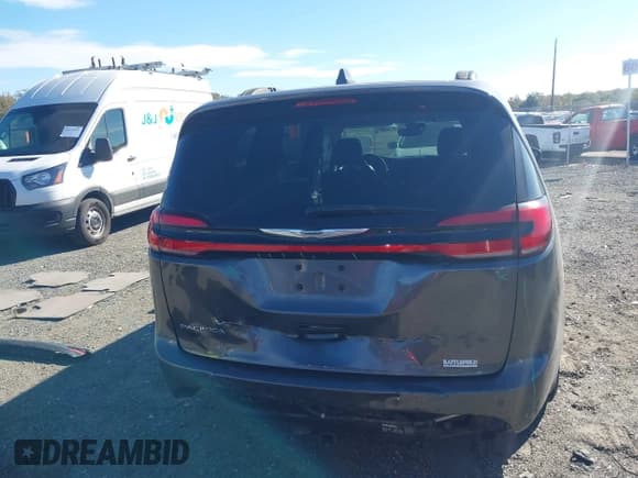 ✅ 2021 Chrysler Pacifica Touring • VIN: 2C4RC1FG5MR526449 • Lot: 43463259. Wystawiony na IAAI z przebiegiem 163 589 mil. Bezpłatny archiwum sprzedaży aukcyjnych z USA i szczegółowy raport historii pojazdu na DreamBid. Zdjęcie 17.