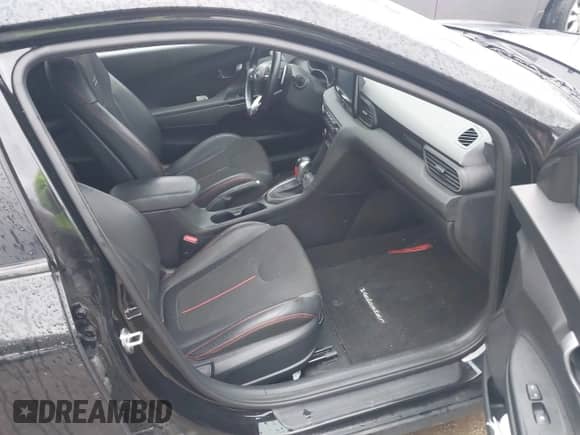 2019 Hyundai Veloster Premium z VIN KMHTG6AF0KU019038, wystawiony jako IAAI lot #41236750 z przebiegiem 83 164 mil mil oraz . Historia ofert i sprzedaży dostępna na DreamBid. Obrazek 5.