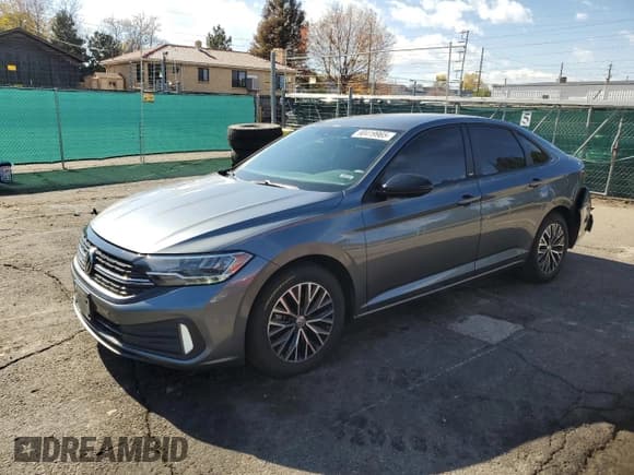 ✅ 2023 Volkswagen Jetta Sport • VIN: 3VWBM7BU4PM021962 • Лот: 90419965. Опубликован ранее на Copart с пробегом 35 672 миль. Бесплатный доступ к архиву аукционных продаж из США и подробный отчёт об истории автомобиля на DreamBid. Изображение 1.