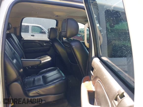 ✅ 2007 Chevrolet Suburban LT • VIN: 3GNFK16397G115382 • Lot: 42717724. Listed on IAAI with 263,508 mi. Free auction sales archive from the USA and detailed vehicle history report at DreamBid. Image 8.