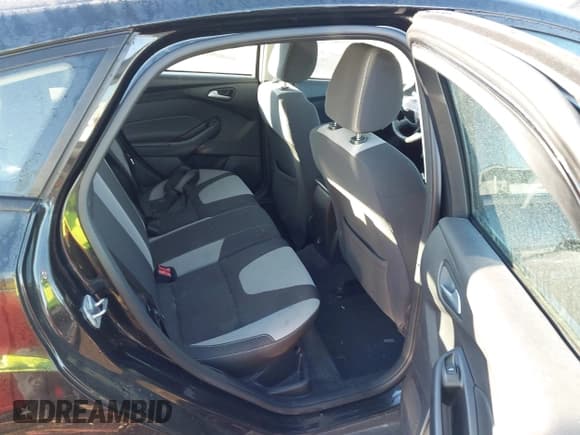 ✅ 2014 Ford Focus SE • VIN: 1FADP3K2XEL228984 • Lot: 43612532. Wystawiony na IAAI z przebiegiem 115 925 mil. Bezpłatny archiwum sprzedaży aukcyjnych z USA i szczegółowy raport historii pojazdu na DreamBid. Zdjęcie 8.