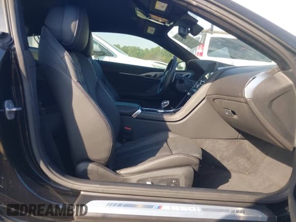 ✅ 2022 BMW 8 Series M850i xDrive • VIN: WBABC4C06NCG86571 • Lot: 43616622. Listed on IAAI with 5,383 mi. Free auction sales archive from the USA and detailed vehicle history report at DreamBid. Image 5.