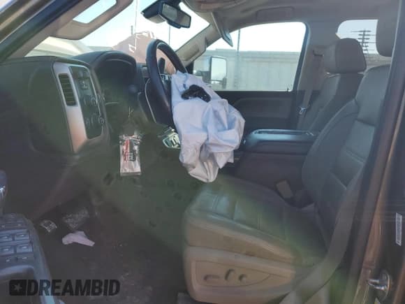 ✅ 2015 GMC Sierra 2500HD Denali • VIN: 1GT120E82FF645011 • Lot: 84983205. Wystawiony na Copart z przebiegiem 93 620 mil. Bezpłatny archiwum sprzedaży aukcyjnych z USA i szczegółowy raport historii pojazdu na DreamBid. Zdjęcie 7.