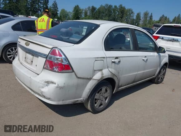 ✅ 2010 Chevrolet Aveo 1LT • VIN: KL1TD5DE0AB096889 • Lot: 42514870. Wystawiony na IAAI z przebiegiem 111 871 mil. Bezpłatny archiwum sprzedaży aukcyjnych z USA i szczegółowy raport historii pojazdu na DreamBid. Zdjęcie 4.