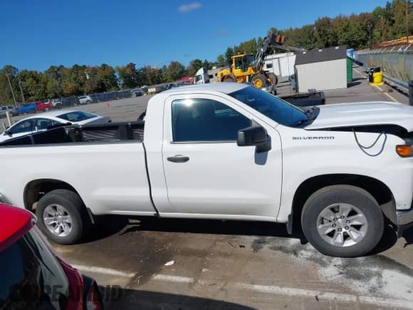 2021 Chevrolet Silverado 1500 Work Truck z VIN 3GCNWAEF8MG443375, wystawiony jako IAAI lot #43446311 z przebiegiem 66 704 mil mil oraz . Historia ofert i sprzedaży dostępna na DreamBid. Obrazek 13.