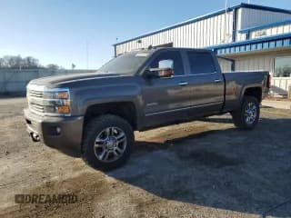 ✅ 2015 Chevrolet Silverado 2500HD High Country • VIN: 1GC1KXE82FF501435 • Лот: 91741215. Опубликован ранее на Copart с пробегом 296 636 миль. Бесплатный доступ к архиву аукционных продаж из США и подробный отчёт об истории автомобиля на DreamBid. Изображение 1.