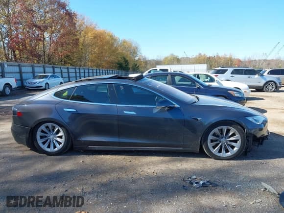 ✅ 2018 Tesla Model S 75D • VIN: 5YJSA1E25JF254568 • Lot: 43661012. Wystawiony na IAAI z przebiegiem 53 209 mil. Bezpłatny archiwum sprzedaży aukcyjnych z USA i szczegółowy raport historii pojazdu na DreamBid. Zdjęcie 13.
