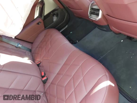 ✅ 2025 BMW 7 Series 740i xDrive • VIN: WBA33EH0XSCU64997 • Lot: 43517267. Wystawiony na IAAI z przebiegiem 8 443 mil. Bezpłatny archiwum sprzedaży aukcyjnych z USA i szczegółowy raport historii pojazdu na DreamBid. Zdjęcie 8.