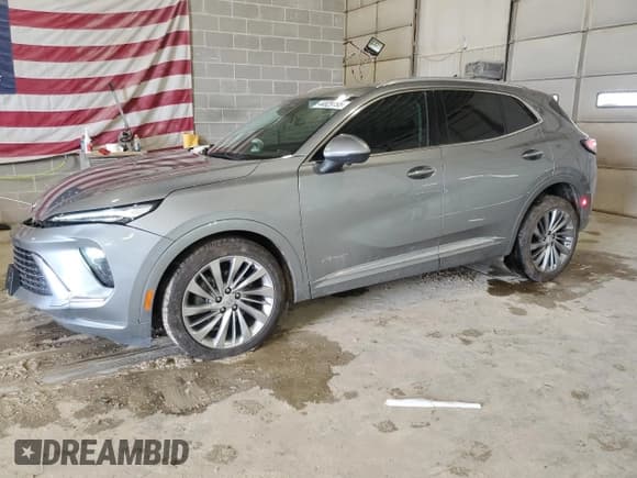 ✅ 2024 Buick Envision Avenir • VIN: LRBFZSE4XRD014631 • Lot: 44829195. Wystawiony na Copart z przebiegiem 14 097 mil. Bezpłatny archiwum sprzedaży aukcyjnych z USA i szczegółowy raport historii pojazdu na DreamBid. Zdjęcie 1.