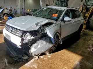 ✅ 2020 Volkswagen Tiguan SE • VIN: 3VV2B7AX1LM075963 • Lot: 93049085. Wystawiony na Copart z przebiegiem Nie podano. Bezpłatny archiwum sprzedaży aukcyjnych z USA i szczegółowy raport historii pojazdu na DreamBid. Zdjęcie 1.