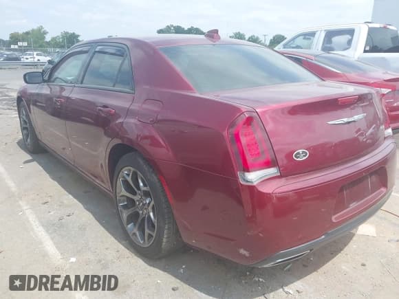 ✅ 2018 Chrysler 300 Touring L • VIN: 2C3CCAAGXJH275057 • Лот: 42945101. Опубликован ранее на IAAI с пробегом Не указан. Бесплатный доступ к архиву аукционных продаж из США и подробный отчёт об истории автомобиля на DreamBid. Изображение 3.
