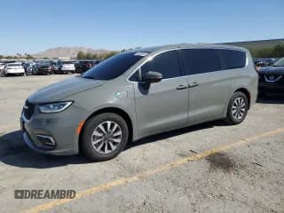 ✅ 2023 Chrysler Pacifica Hybrid Touring L • VIN: 2C4RC1L78PR565237 • Lot: 80852965. Wystawiony na Copart z przebiegiem 62 431 mil. Bezpłatny archiwum sprzedaży aukcyjnych z USA i szczegółowy raport historii pojazdu na DreamBid. Zdjęcie 1.