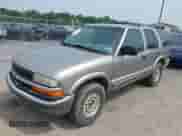 2001 Chevrolet Blazer LT z VIN 1GNDT13W212105490, wystawiony jako IAAI lot #42459348 z przebiegiem 202 311 mil mil oraz . Historia ofert i sprzedaży dostępna na DreamBid. Obrazek 2.