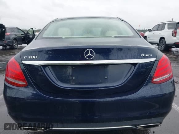 ✅ 2015 Mercedes-Benz C 300 Luxury • VIN: 55SWF4KB4FU088140 • Lot: 43308622. Listed on IAAI with 125,381 mi. Free auction sales archive from the USA and detailed vehicle history report at DreamBid. Image 16.