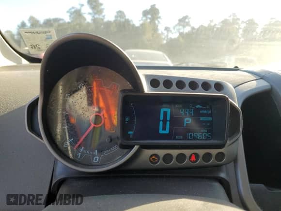 ✅ 2015 Chevrolet Sonic LT • VIN: 1G1JC6SB9F4115056 • Lot: 86818485. Wystawiony na Copart z przebiegiem 109 605 mil mil. Skorzystaj z bezpłatnego archiwum sprzedaży aukcyjnych z USA i zobacz szczegółowy raport historii pojazdu na DreamBid. Zdjęcie 9.