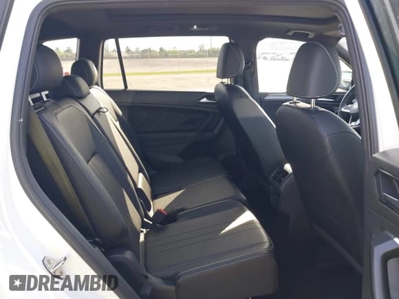 ✅ 2023 Volkswagen Tiguan SE R-Line Black • VIN: 3VVCB7AX0PM090710 • Lot: 41256904. Wystawiony na IAAI z przebiegiem 12 819 mil. Bezpłatny archiwum sprzedaży aukcyjnych z USA i szczegółowy raport historii pojazdu na DreamBid. Zdjęcie 8.