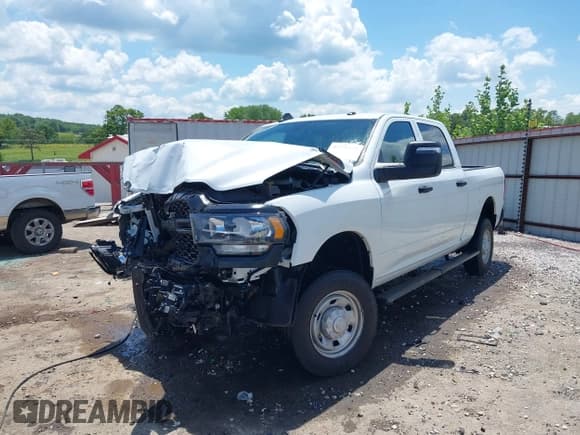 ✅ 2024 Ram 2500 Tradesman • VIN: 3C6UR5CJ0RG131566 • Lot: 42231132. Wystawiony na IAAI z przebiegiem 3 868 mil. Bezpłatny archiwum sprzedaży aukcyjnych z USA i szczegółowy raport historii pojazdu na DreamBid. Zdjęcie 2.