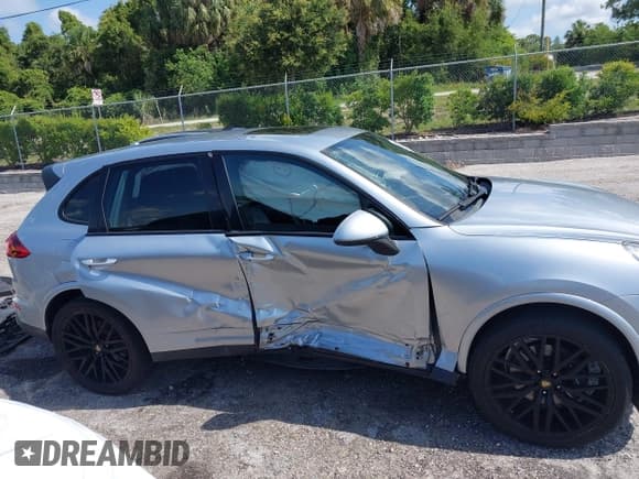 ✅ 2017 Porsche Cayenne • VIN: WP1AA2A21HKA83921 • Lot: 42483127. Wystawiony na IAAI z przebiegiem 164 701 mil. Bezpłatny archiwum sprzedaży aukcyjnych z USA i szczegółowy raport historii pojazdu na DreamBid. Zdjęcie 13.