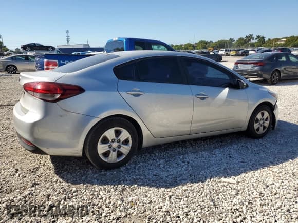 ✅ 2018 Kia Forte LX • VIN: 3KPFL4A74JE256770 • Лот: 90472785. Опубликован ранее на Copart с пробегом 134 078 миль. Бесплатный доступ к архиву аукционных продаж из США и подробный отчёт об истории автомобиля на DreamBid. Изображение 3.