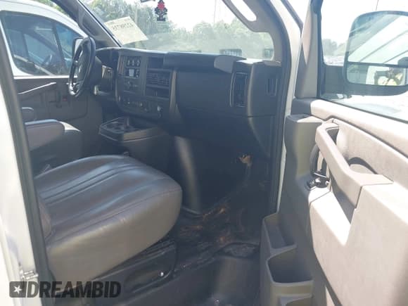 ✅ 2023 Chevrolet Express Passenger LS • VIN: 1GAZGNFP7P1133565 • Lot: 42298735. Wystawiony na IAAI z przebiegiem 132 269 mil. Bezpłatny archiwum sprzedaży aukcyjnych z USA i szczegółowy raport historii pojazdu na DreamBid. Zdjęcie 5.