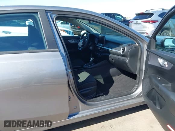 ✅ 2024 Kia Forte LXS • VIN: 3KPF24AD9RE800197 • Lot: 43585078. Wystawiony na IAAI z przebiegiem 31 325 mil. Bezpłatny archiwum sprzedaży aukcyjnych z USA i szczegółowy raport historii pojazdu na DreamBid. Zdjęcie 5.