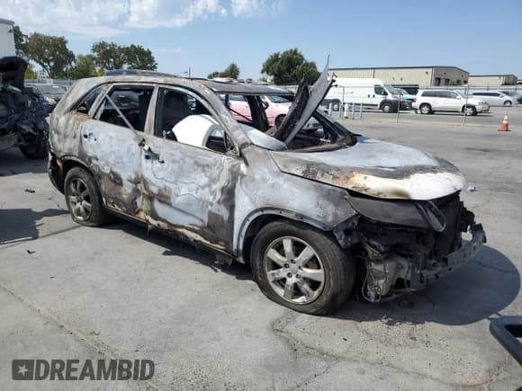 ✅ 2013 Kia Sorento LX • VIN: 5XYKT4A28DG348328 • Лот: 70304595. Опубликован ранее на Copart с пробегом Не указан. Бесплатный доступ к архиву аукционных продаж из США и подробный отчёт об истории автомобиля на DreamBid. Изображение 4.