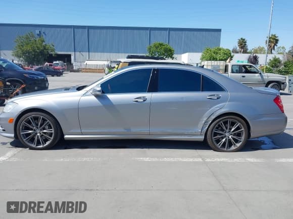 ✅ 2010 Mercedes-Benz S 550 • VIN: WDDNG7BB9AA327734 • Lot: 42142563. Wystawiony na IAAI z przebiegiem 104 080 mil. Bezpłatny archiwum sprzedaży aukcyjnych z USA i szczegółowy raport historii pojazdu na DreamBid. Zdjęcie 14.