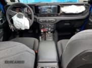 ✅ 2024 Jeep Wrangler Rubicon • VIN: 1C4PJXFG3RW369521 • Лот: 71998475. Опубликован ранее на Copart с пробегом 2 499 миль. Бесплатный доступ к архиву аукционных продаж из США и подробный отчёт об истории автомобиля на DreamBid. Изображение 8.