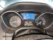 ✅ 2013 Ford Focus SE • VIN: 1FADP3F23DL285780 • Lot: 87449435. Wystawiony na Copart z przebiegiem 162 341 mil. Bezpłatny archiwum sprzedaży aukcyjnych z USA i szczegółowy raport historii pojazdu na DreamBid. Zdjęcie 9.