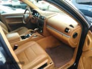 ✅ 2010 Porsche Cayenne • VIN: WP1AA2AP5ALA07274 • Lot: 42367681. Wystawiony na IAAI z przebiegiem 235 864 mil. Bezpłatny archiwum sprzedaży aukcyjnych z USA i szczegółowy raport historii pojazdu na DreamBid. Zdjęcie 5.