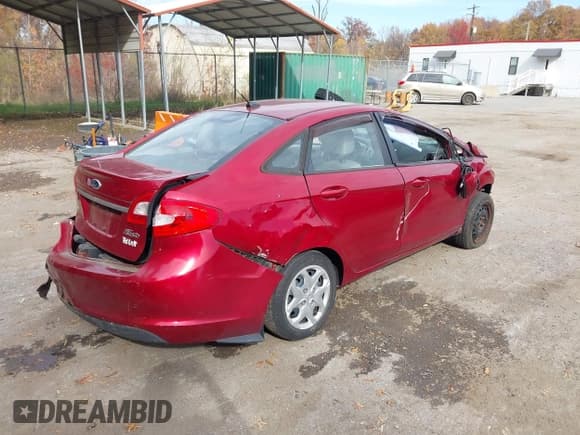 ✅ 2013 Ford Fiesta SE • VIN: 3FADP4BJ1DM203756 • Lot: 43583981. Wystawiony na IAAI z przebiegiem 228 539 mil. Bezpłatny archiwum sprzedaży aukcyjnych z USA i szczegółowy raport historii pojazdu na DreamBid. Zdjęcie 4.