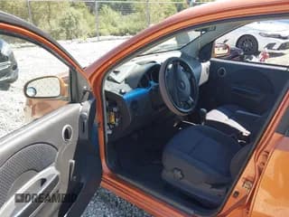 ✅ 2007 Chevrolet Aveo LS • VIN: KL1TD66697B746324 • Lot: 40257318. Wystawiony na IAAI z przebiegiem 144 789 mil. Bezpłatny archiwum sprzedaży aukcyjnych z USA i szczegółowy raport historii pojazdu na DreamBid. Zdjęcie 5.