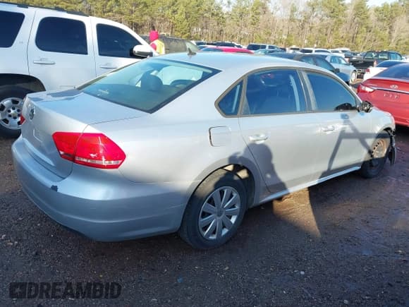 ✅ 2013 Volkswagen Passat S • VIN: 1VWAP7A35DC059211 • Lot: 41285813. Wystawiony na IAAI z przebiegiem Nie podano. Bezpłatny archiwum sprzedaży aukcyjnych z USA i szczegółowy raport historii pojazdu na DreamBid. Zdjęcie 4.