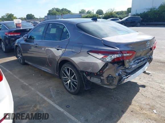 ✅ 2022 Toyota Camry XLE • VIN: 4T1F11AK1NU033226 • Lot: 43127818. Wystawiony na IAAI z przebiegiem 40 761 mil. Bezpłatny archiwum sprzedaży aukcyjnych z USA i szczegółowy raport historii pojazdu na DreamBid. Zdjęcie 3.