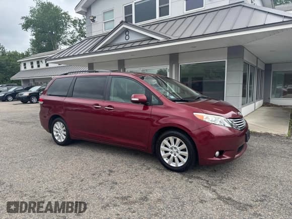 ✅ 2013 Toyota Sienna XLE • VIN: 5TDDK3DC3DS058382 • Lot: 61403895. Wystawiony na Copart z przebiegiem 276 065 mil. Bezpłatny archiwum sprzedaży aukcyjnych z USA i szczegółowy raport historii pojazdu na DreamBid. Zdjęcie 1.