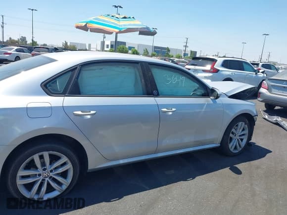 ✅ 2019 Volkswagen Passat Wolfsburg Edition • VIN: 1VWLA7A37KC012334 • Lot: 42923649. Wystawiony na IAAI z przebiegiem 36 742 mil. Bezpłatny archiwum sprzedaży aukcyjnych z USA i szczegółowy raport historii pojazdu na DreamBid. Zdjęcie 13.
