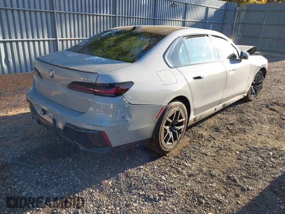 ✅ 2025 BMW 7 Series 740i xDrive • VIN: WBA33EH0XSCU64997 • Lot: 43517267. Wystawiony na IAAI z przebiegiem 8 443 mil. Bezpłatny archiwum sprzedaży aukcyjnych z USA i szczegółowy raport historii pojazdu na DreamBid. Zdjęcie 4.