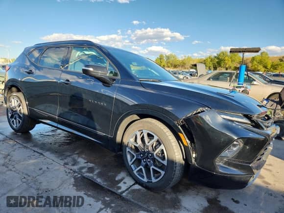 2024 Chevrolet Blazer RS z VIN 3GNKBKRS9RS187013, wystawiony jako Copart lot #85504805 z przebiegiem 25 555 mil mil oraz Szkoda całkowita • Salvage title. Historia ofert i sprzedaży dostępna na DreamBid. Obrazek 4.