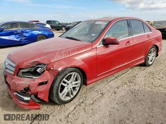 ✅ 2013 Mercedes-Benz C 250 Sport • VIN: WDDGF4HBXDR263873 • Lot: 92122535. Wystawiony na Copart z przebiegiem 114 989 mil. Bezpłatny archiwum sprzedaży aukcyjnych z USA i szczegółowy raport historii pojazdu na DreamBid. Zdjęcie 1.