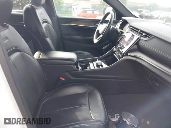 ✅ 2021 Jeep Grand Cherokee Overland • VIN: 1C4RJKDG0M8130973 • Lot: 42727551. Wystawiony na IAAI z przebiegiem 56 599 mil. Bezpłatny archiwum sprzedaży aukcyjnych z USA i szczegółowy raport historii pojazdu na DreamBid. Zdjęcie 5.