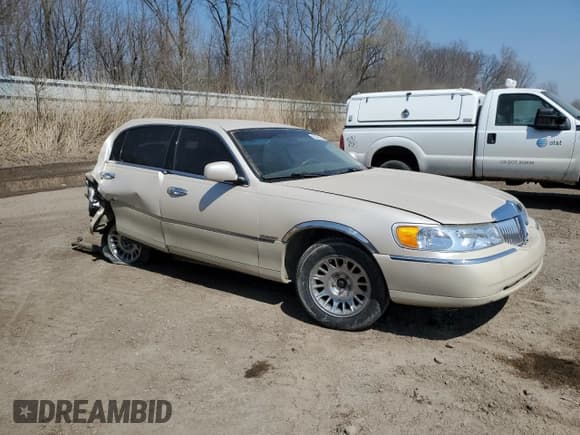 ✅ 1999 Lincoln Town Car Cartier • VIN: 1LNHM83W6XY676840 • Lot: 52985185. Wystawiony na Copart z przebiegiem 140 013 mil. Bezpłatny archiwum sprzedaży aukcyjnych z USA i szczegółowy raport historii pojazdu na DreamBid. Zdjęcie 4.