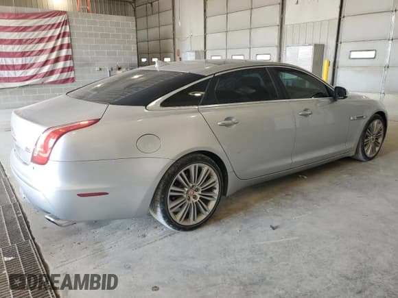 ✅ 2015 Jaguar XJ Portfolio • VIN: SAJWJ2GD4F8V86614 • Lot: 66020515. Wystawiony na Copart z przebiegiem 121 243 mil. Bezpłatny archiwum sprzedaży aukcyjnych z USA i szczegółowy raport historii pojazdu na DreamBid. Zdjęcie 3.