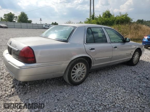 ✅ 2010 Mercury Grand Marquis LS • VIN: 2MEBM7FV4AX622000 • Lot: 67356245. Wystawiony na Copart z przebiegiem 212 434 mil. Bezpłatny archiwum sprzedaży aukcyjnych z USA i szczegółowy raport historii pojazdu na DreamBid. Zdjęcie 3.