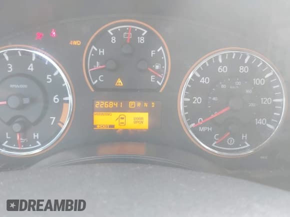 ✅ 2010 Nissan Armada Titanium • VIN: 5N1BA0NC1AN606920 • Lot: 43600003. Wystawiony na IAAI z przebiegiem 226 841 mil. Bezpłatny archiwum sprzedaży aukcyjnych z USA i szczegółowy raport historii pojazdu na DreamBid. Zdjęcie 7.