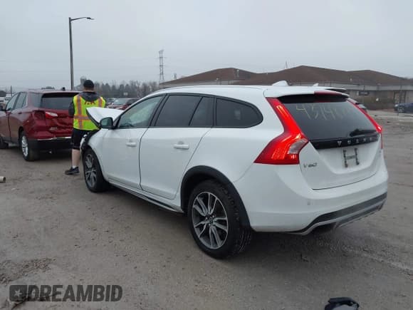 ✅ 2015 Volvo V60 T5 • VIN: YV4612HK3F1001541 • Lot: 43748779. Wystawiony na IAAI z przebiegiem 141 550 mil. Bezpłatny archiwum sprzedaży aukcyjnych z USA i szczegółowy raport historii pojazdu na DreamBid. Zdjęcie 3.