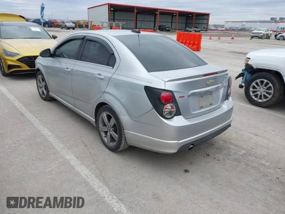 2015 Chevrolet Sonic RS z VIN 1G1JG5SB7F4169891, wystawiony jako IAAI lot #41527189 z przebiegiem 105 248 mil mil oraz . Historia ofert i sprzedaży dostępna na DreamBid. Obrazek 3.