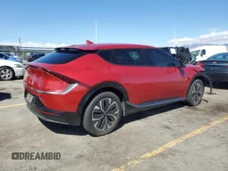 ✅ 2022 Kia EV6 Wind • VIN: KNDC3DLC2N5079845 • Lot: 81634725. Wystawiony na Copart z przebiegiem 96 935 mil. Bezpłatny archiwum sprzedaży aukcyjnych z USA i szczegółowy raport historii pojazdu na DreamBid. Zdjęcie 3.