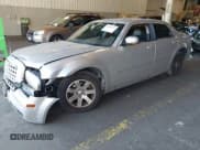 ✅ 2005 Chrysler 300 Touring • VIN: 2C3AA53G65H172886 • Лот: 43484553. Опубликован ранее на IAAI с пробегом 106 543 миль. Бесплатный доступ к архиву аукционных продаж из США и подробный отчёт об истории автомобиля на DreamBid. Изображение 2.